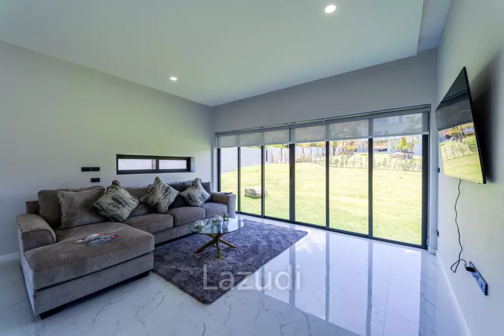 Elegant Oasis in Hua Hin: Luxurious 4-Bed Villa