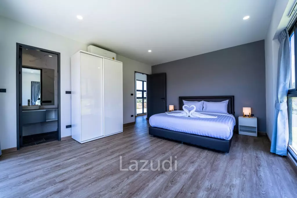 Elegant Oasis in Hua Hin: Luxurious 4-Bed Villa