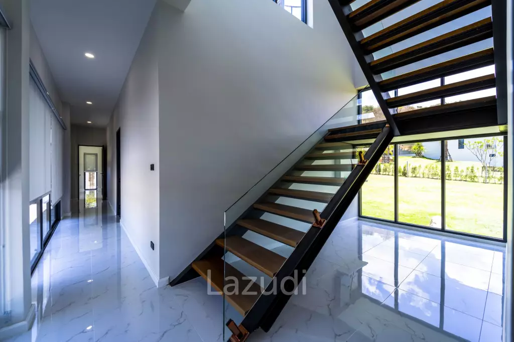 Elegant Oasis in Hua Hin: Luxurious 4-Bed Villa