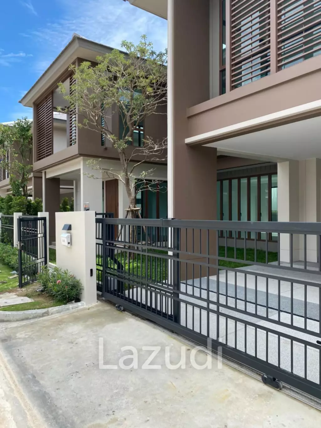 4 Bed 5 Bath 300 SQ.M Burasiri Krungthep Kreetha