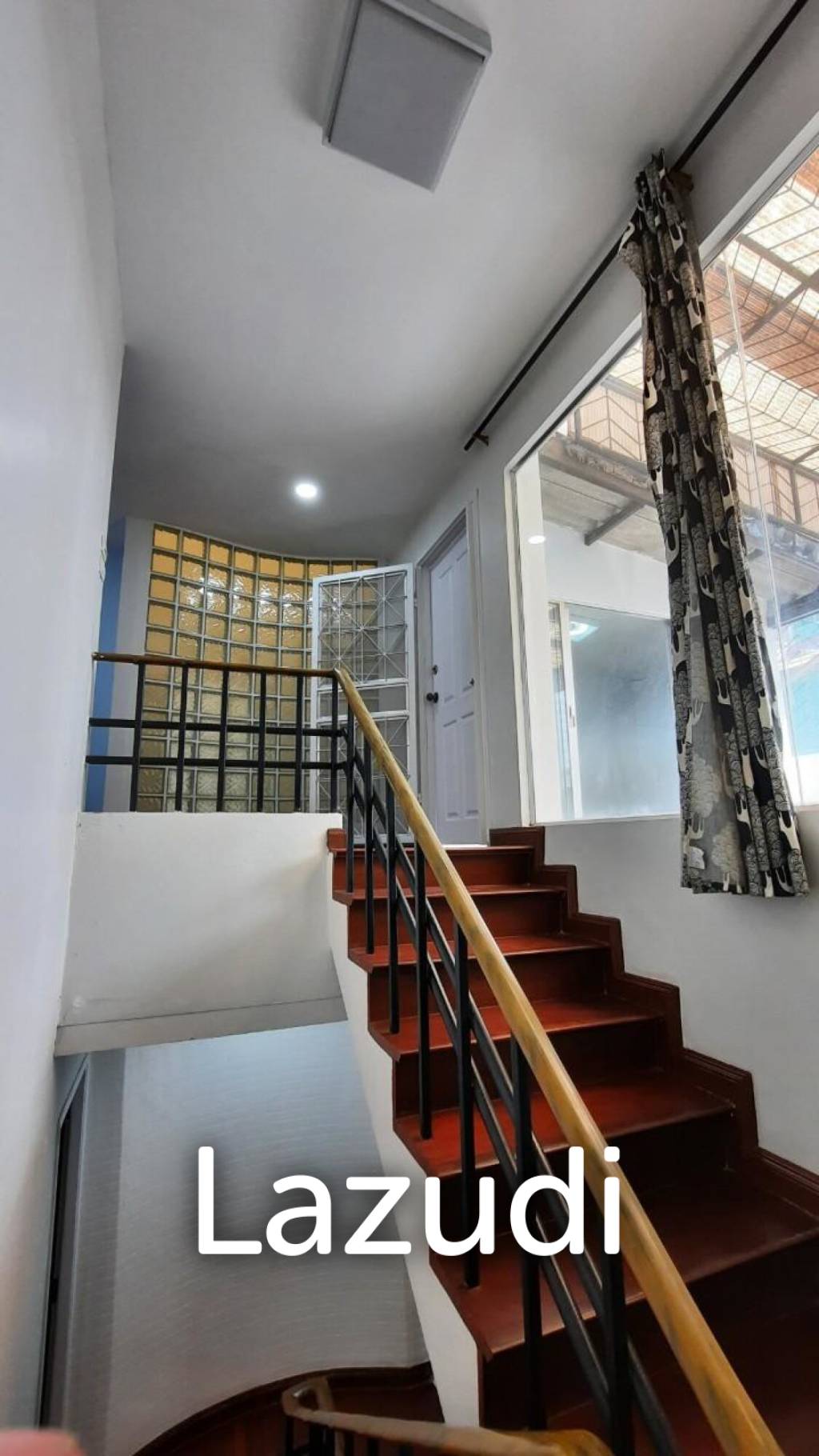 Five Bedroom Freehold Townhouse in Pattanakarn 44 Bangkok