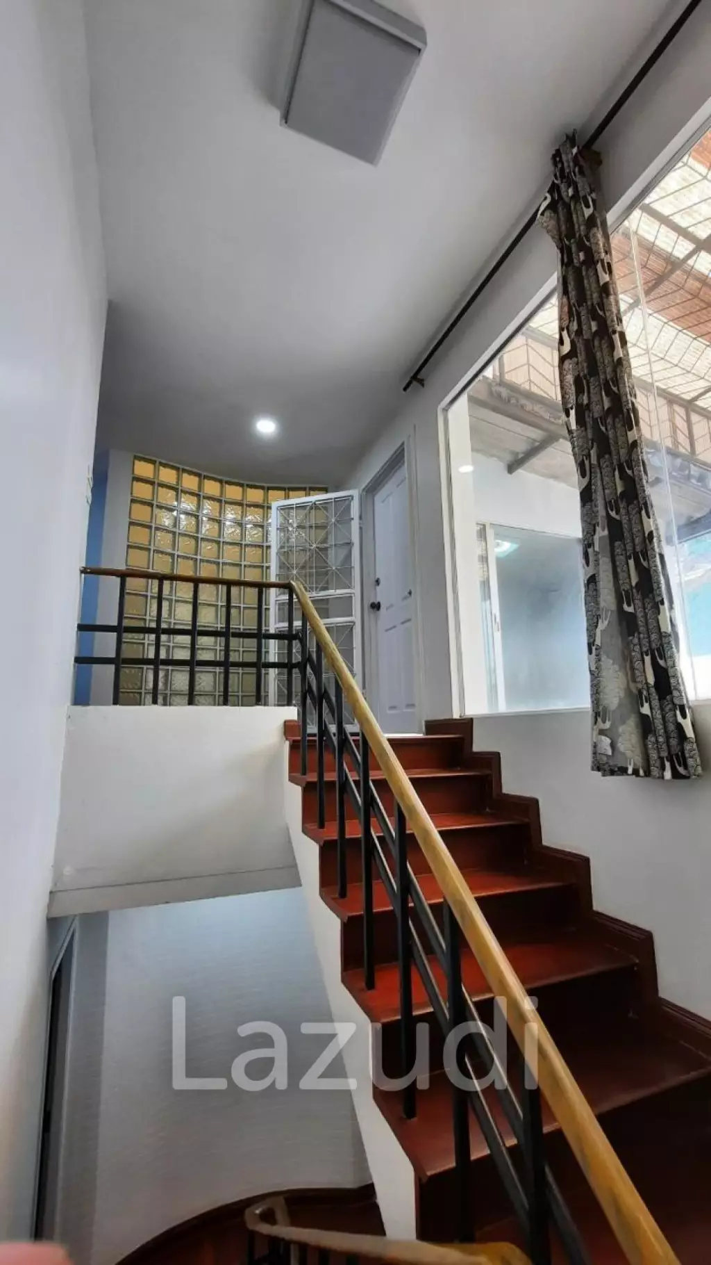 Five Bedroom Freehold Townhouse in Pattanakarn 44 Bangkok