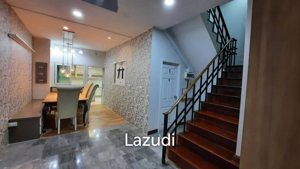 Five Bedroom Freehold Townhouse in Pattanakarn 44 Bangkok