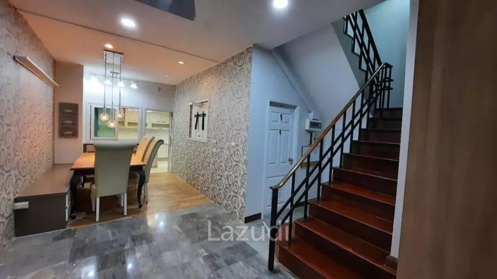 Five Bedroom Freehold Townhouse in Pattanakarn 44 Bangkok