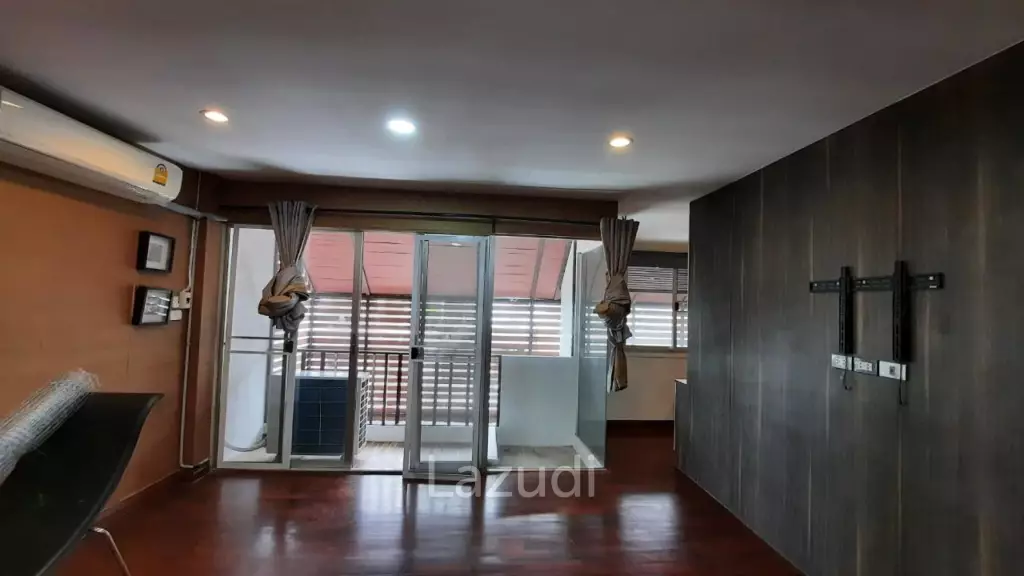 Five Bedroom Freehold Townhouse in Pattanakarn 44 Bangkok