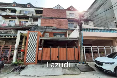 Five Bedroom Freehold Townhouse in Pattanakarn 44 Bangkok