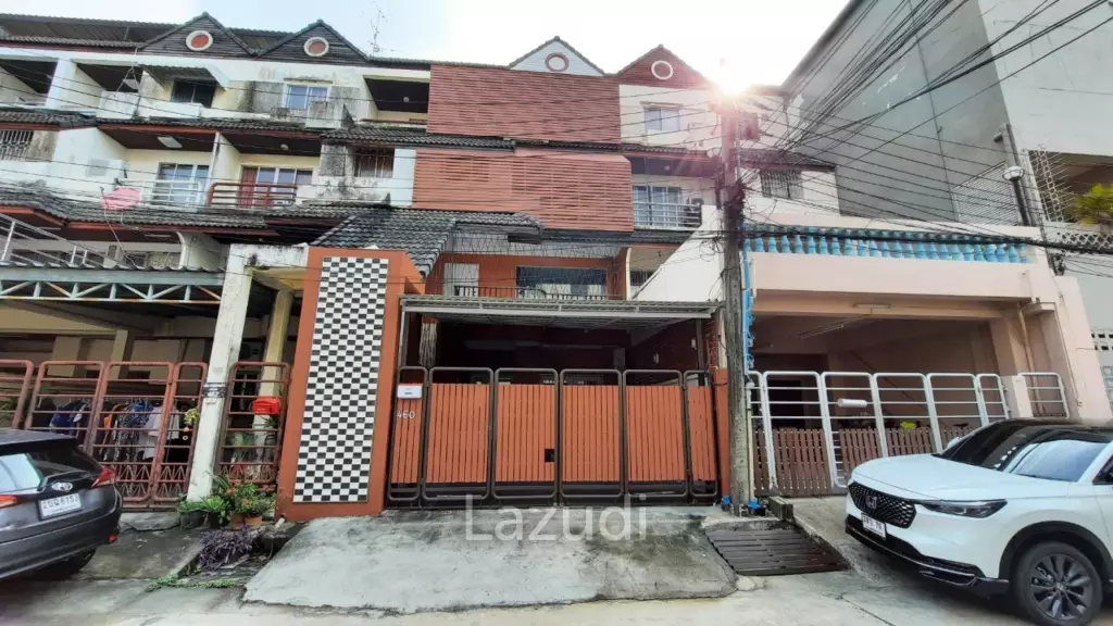 Five Bedroom Freehold Townhouse in Pattanakarn 44 Bangkok
