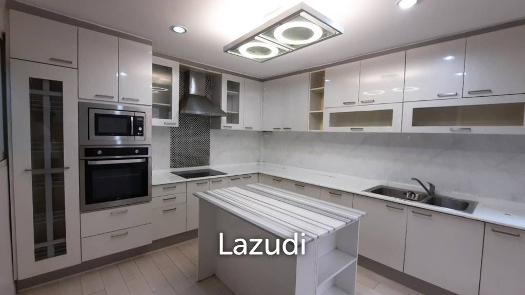 Five Bedroom Freehold Townhouse in Pattanakarn 44 Bangkok