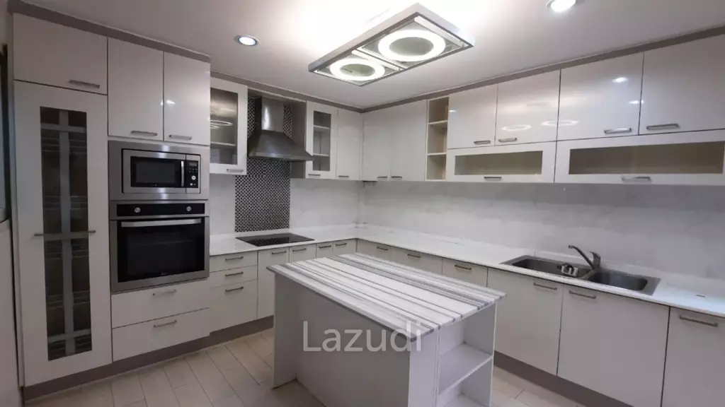 Five Bedroom Freehold Townhouse in Pattanakarn 44 Bangkok