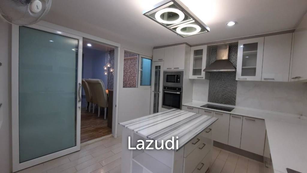 Five Bedroom Freehold Townhouse in Pattanakarn 44 Bangkok