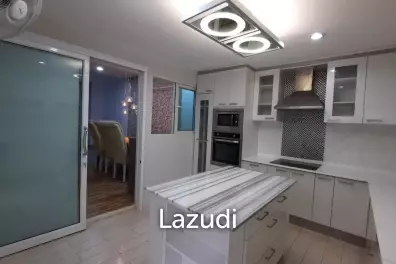 Five Bedroom Freehold Townhouse in Pattanakarn 44 Bangkok