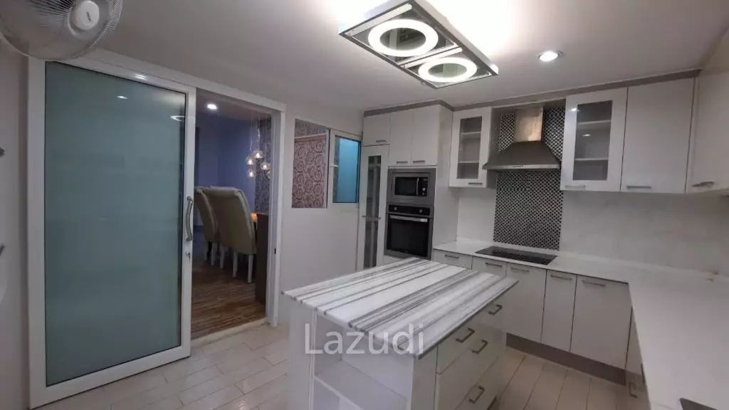 Five Bedroom Freehold Townhouse in Pattanakarn 44 Bangkok