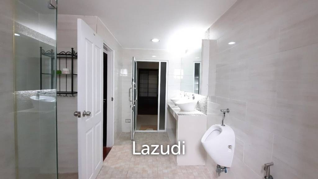 Five Bedroom Freehold Townhouse in Pattanakarn 44 Bangkok