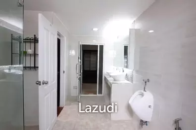 Five Bedroom Freehold Townhouse in Pattanakarn 44 Bangkok