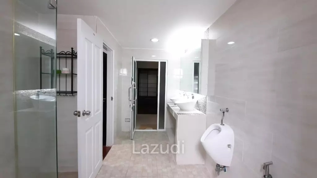 Five Bedroom Freehold Townhouse in Pattanakarn 44 Bangkok