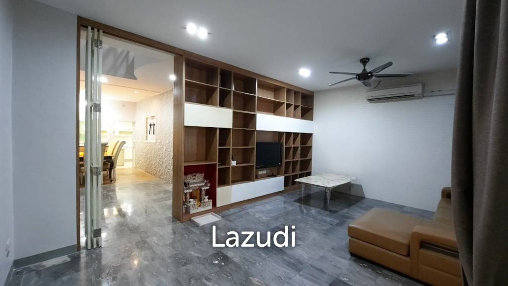 Five Bedroom Freehold Townhouse in Pattanakarn 44 Bangkok