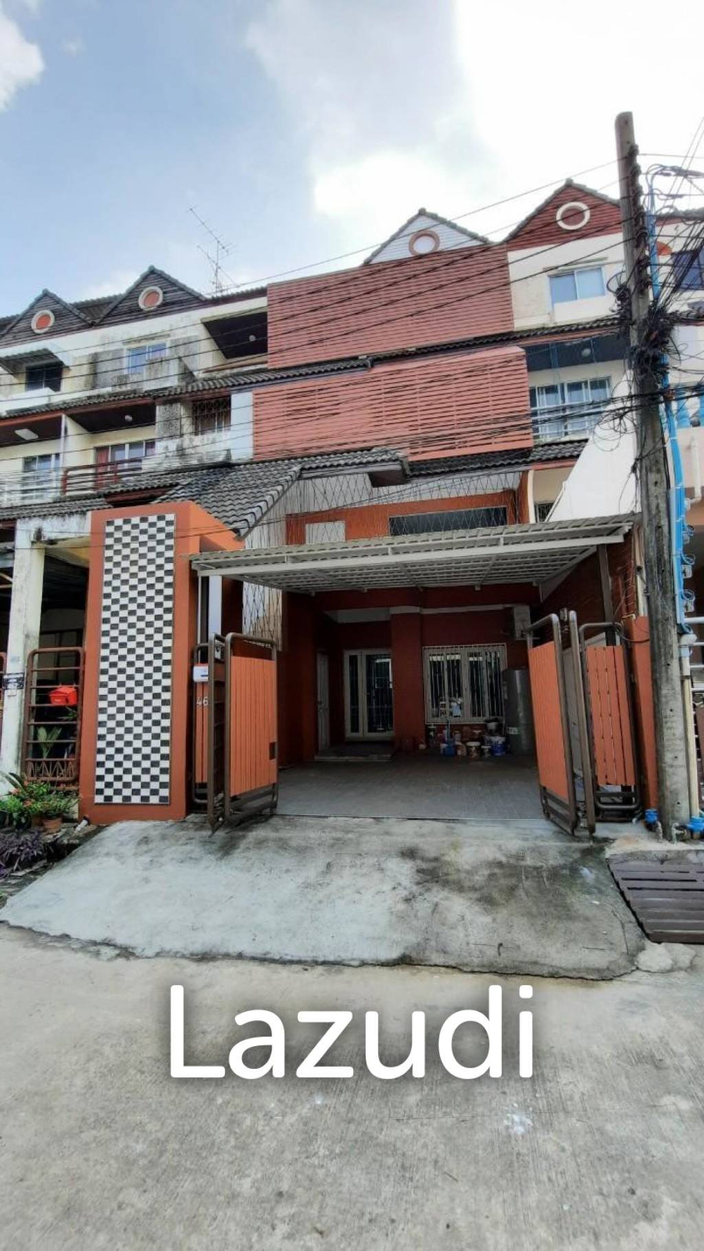 Five Bedroom Freehold Townhouse in Pattanakarn 44 Bangkok