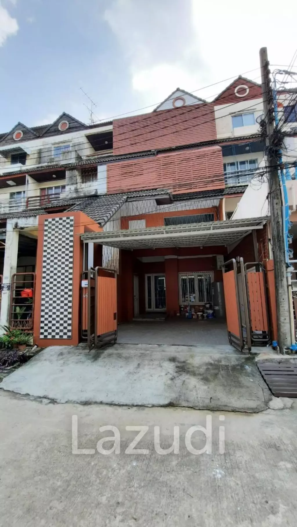 Five Bedroom Freehold Townhouse in Pattanakarn 44 Bangkok