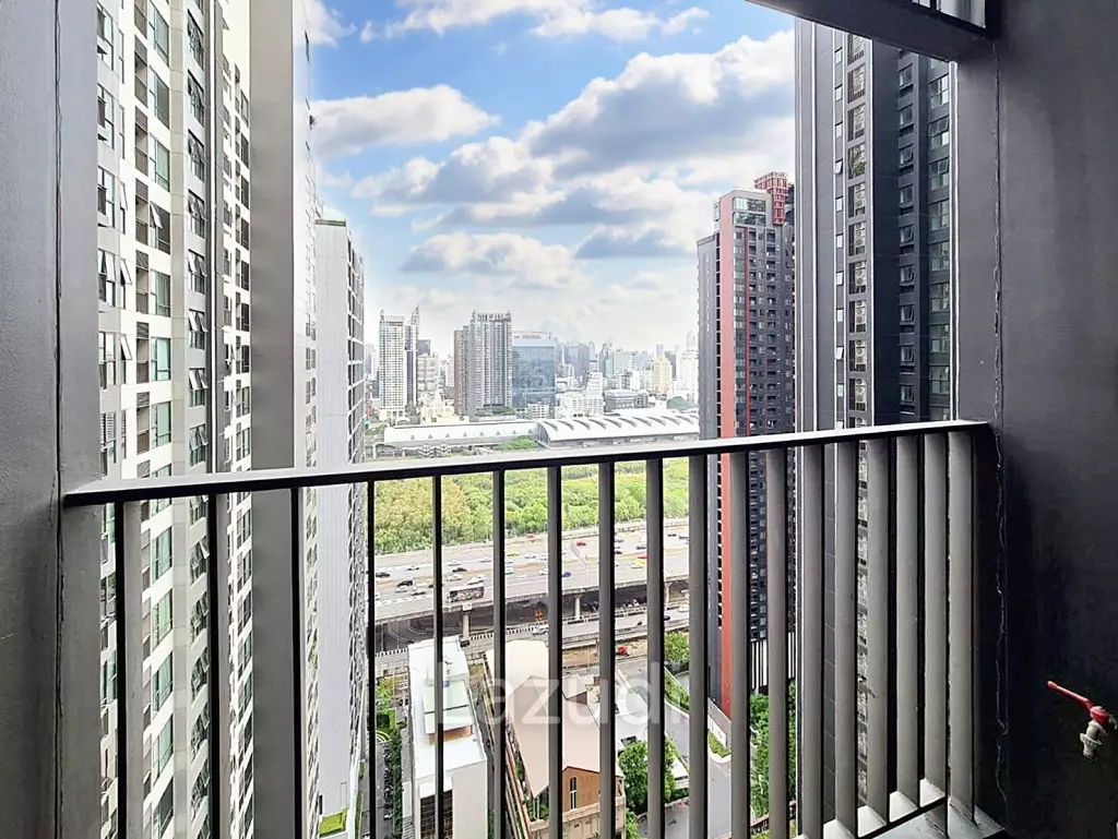 Studio Room with 1 Bath 28 SQM Life Asoke Rama 9