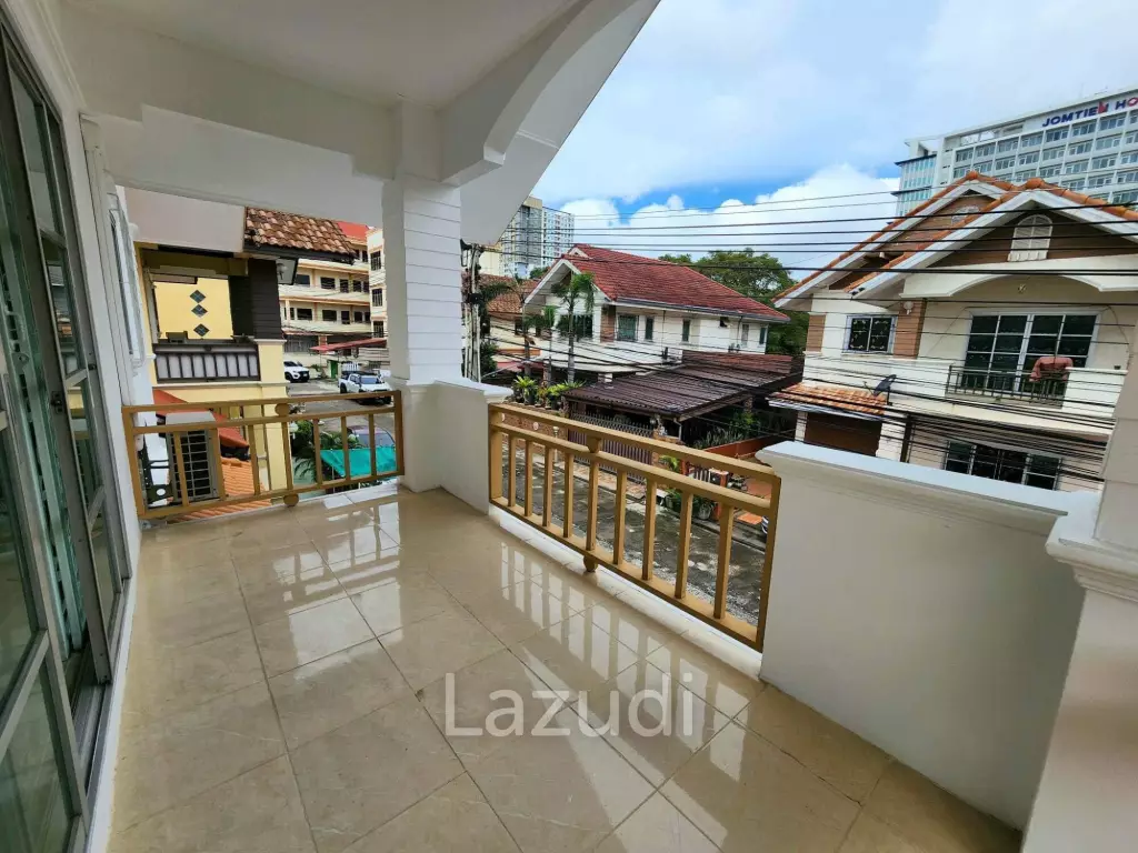 4 Bedrooms 3 Bathrooms 256 SQ.M Baan Sirisa 9