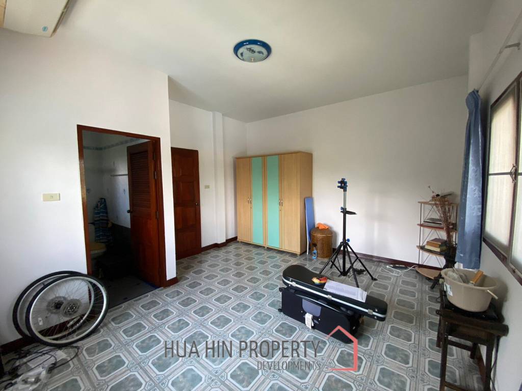 Large Private 4 Bed Pool Villa For Sale on 1.2 Rai Land in Hinlekfai