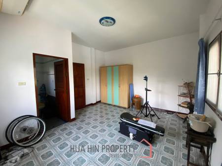 Large Private 4 Bed Pool Villa For Sale on 1.2 Rai Land in Hinlekfai