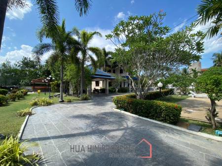 Large Private 4 Bed Pool Villa For Sale on 1.2 Rai Land in Hinlekfai