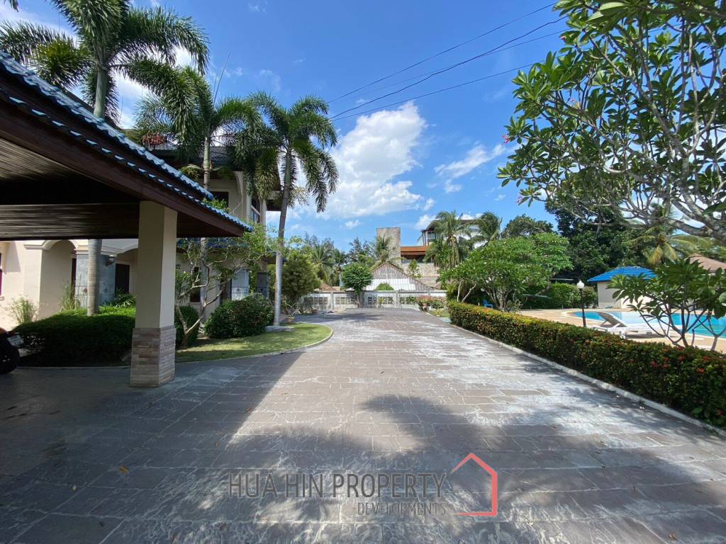Large Private 4 Bed Pool Villa For Sale on 1.2 Rai Land in Hinlekfai
