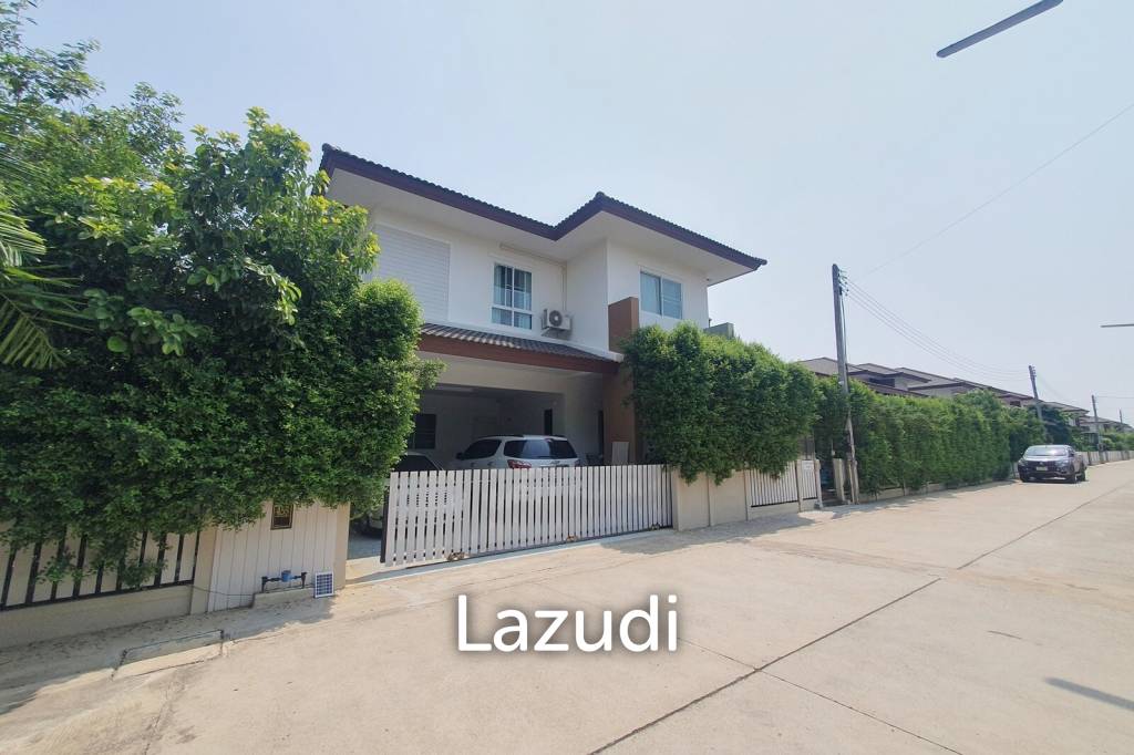 3 Bedroom Large Family Home with Swimming Pool