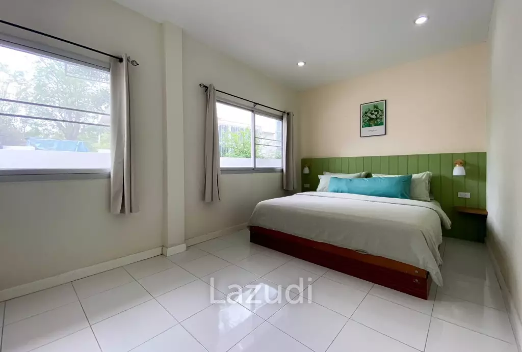 Beachside: 4 BR, 2 Pool Villa + House, Pran Buri