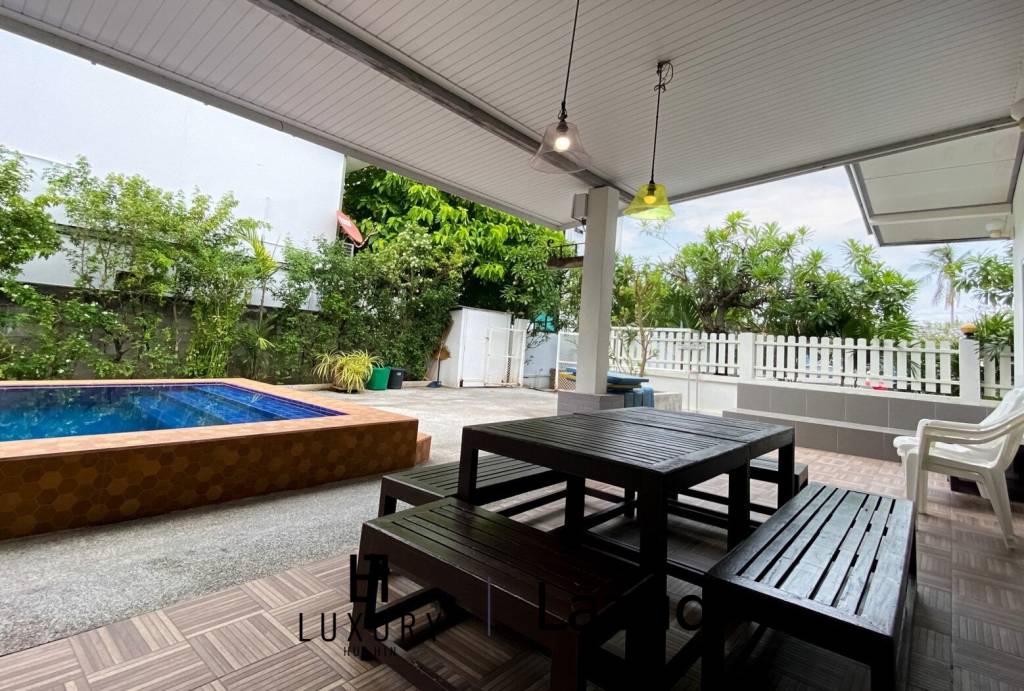 Beachside: 4 BR, 2 Pool Villa + House, Pran Buri