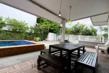 Beachside: 4 BR, 2 Pool Villa + House, Pran Buri