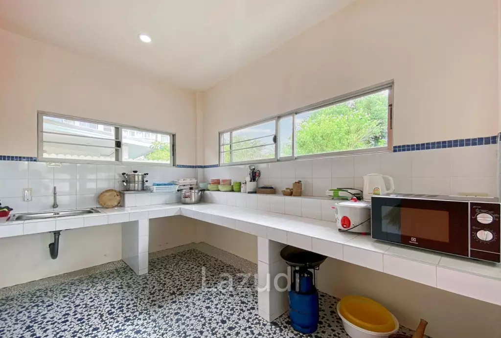 Beachside: 4 BR, 2 Pool Villa + House, Pran Buri