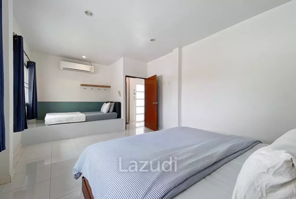 Beachside: 4 BR, 2 Pool Villa + House, Pran Buri