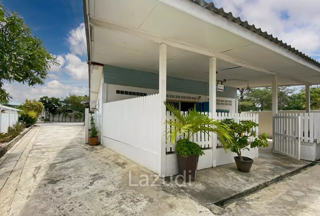 Beachside: 4 BR, 2 Pool Villa + House, Pran Buri