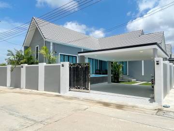 Nordic Pool Villa in Mabprachan