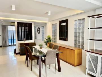 4 Bed 300 SQ.M Town Home in Soi Thararom 2