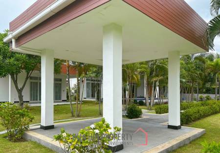 BLACK LOTUS : Quality 4 Bed Pool Villa