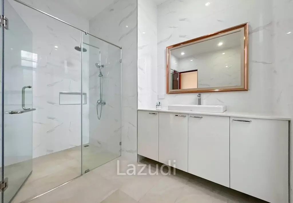 BLACK LOTUS : Quality 4 Bed Pool Villa