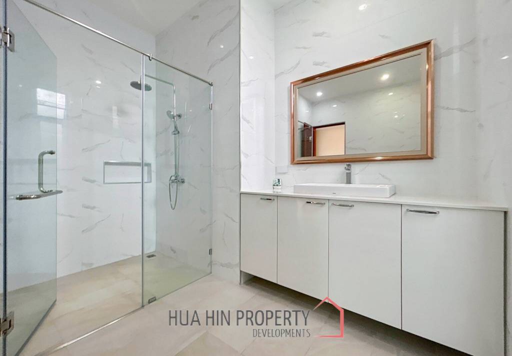 BLACK LOTUS : Quality 4 Bed Pool Villa