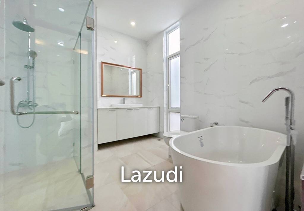 BLACK LOTUS : Quality 4 Bed Pool Villa