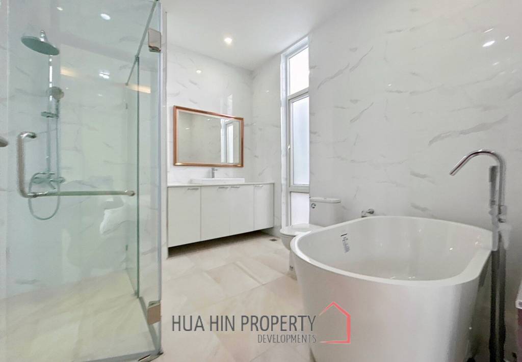 BLACK LOTUS : Quality 4 Bed Pool Villa