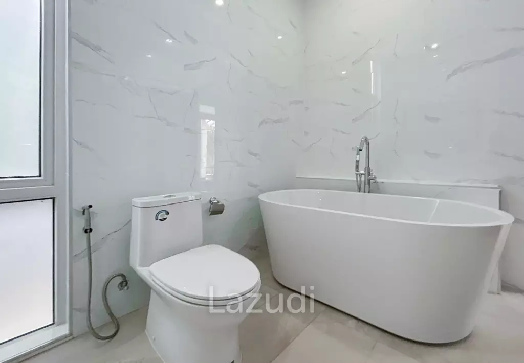 BLACK LOTUS : Quality 4 Bed Pool Villa