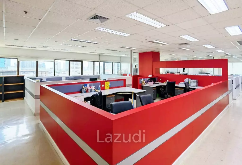 Office at Sorachai Ekkamai Building
