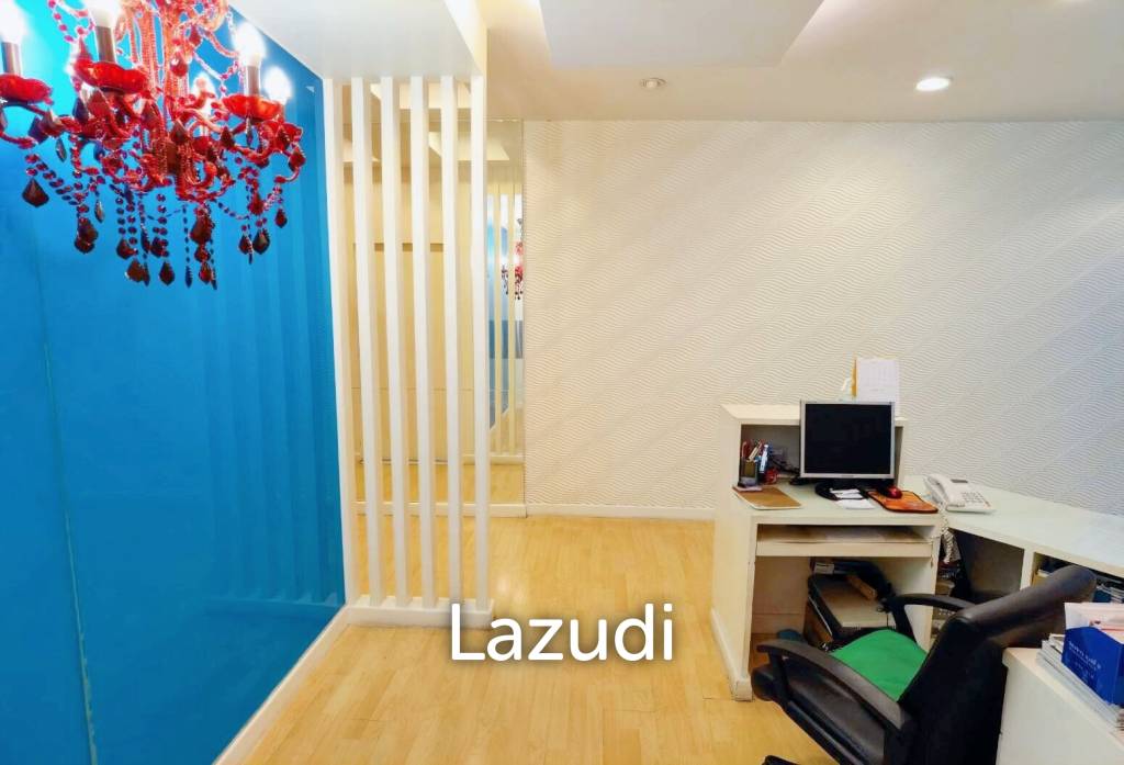Office at Sorachai Ekkamai Building