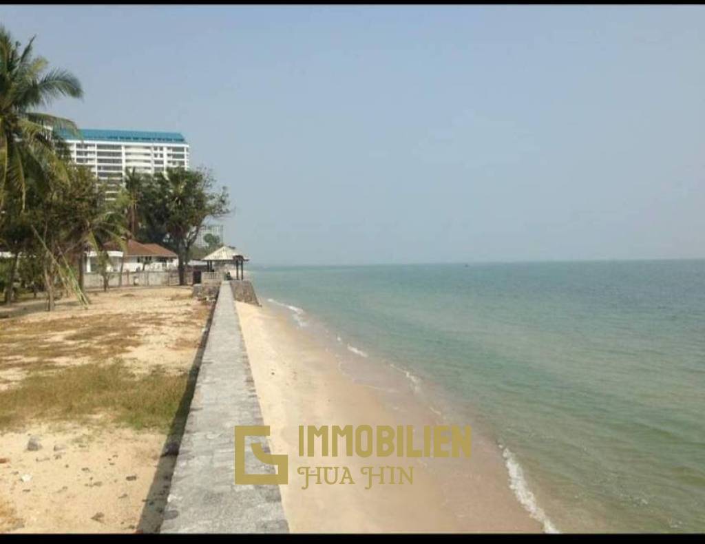 ABSOLUTE BEACHFRONT LAND CLOSE HUA HIN TOWN : included 2 storey house on bech