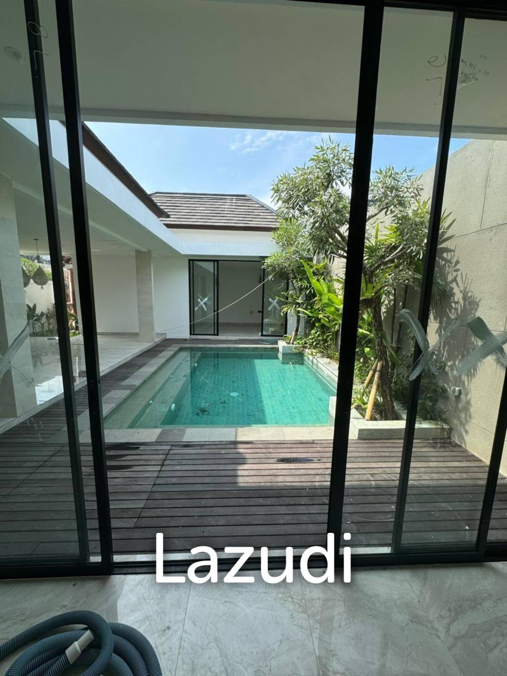 Newly 3 bedroom built Villa walking distance to Petitenget beach