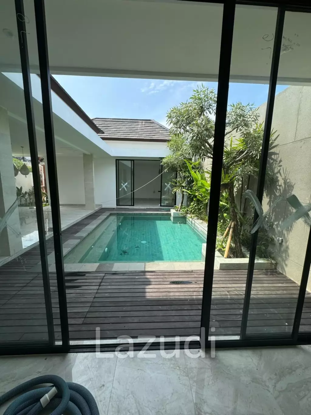 Newly 3 bedroom built Villa walking distance to Petitenget beach