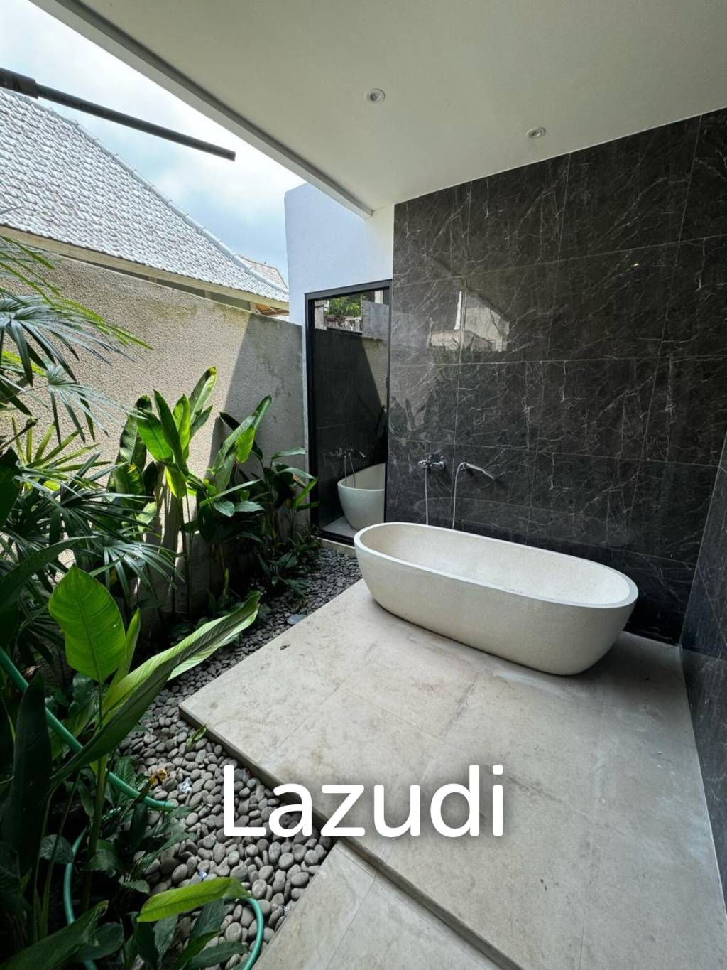 Newly 3 bedroom built Villa walking distance to Petitenget beach