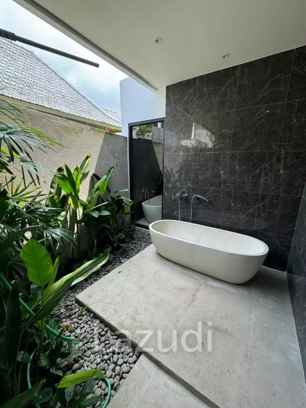Newly 3 bedroom built Villa walking distance to Petitenget beach